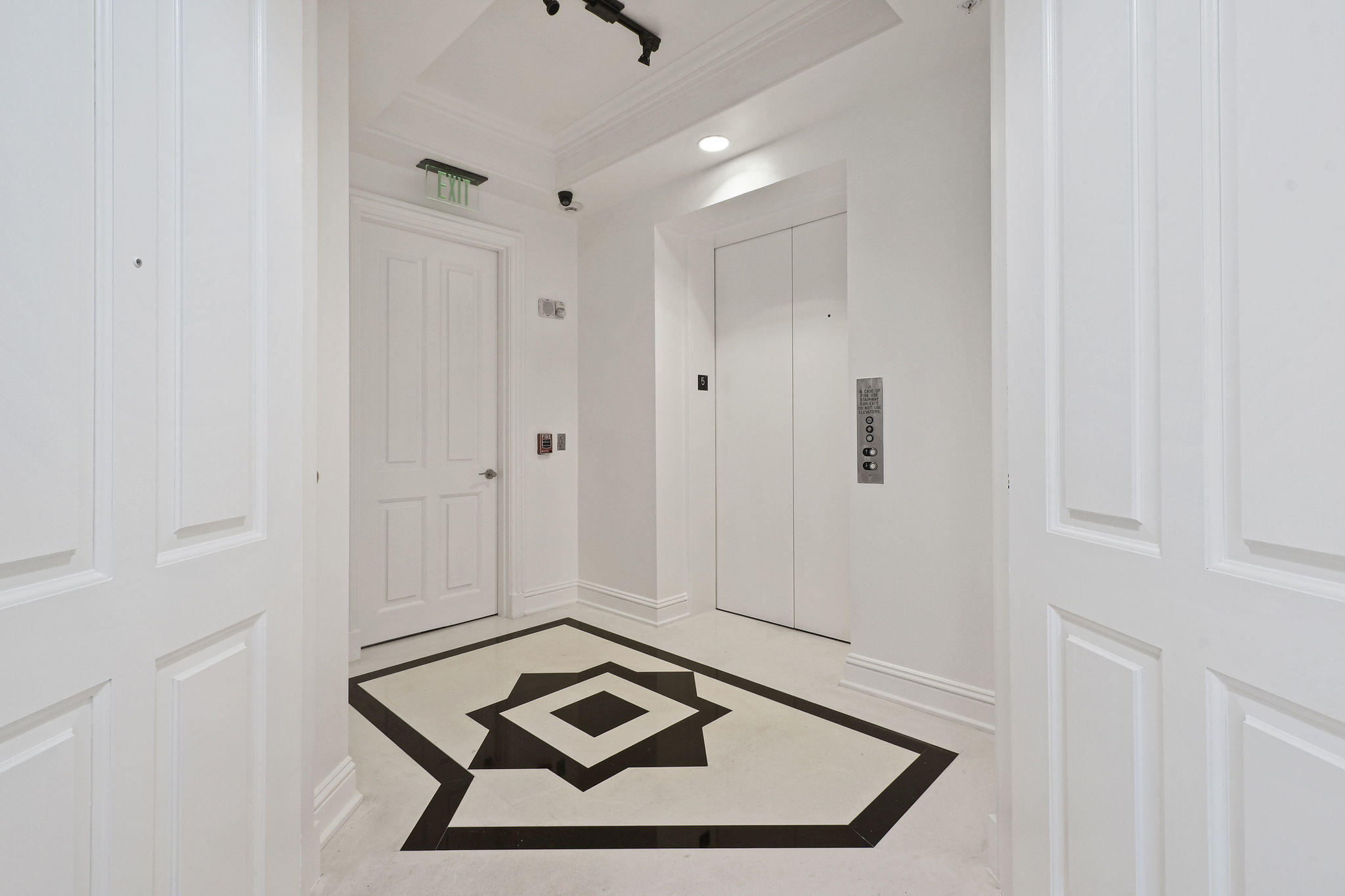 ONE WATERMARK PLACE OF THE PALM BEACHES - Residential