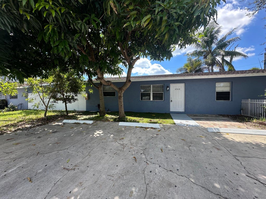 Photo of 4564 Gulfstream Road, Lake Worth Beach, FL 33461 (MLS # B26081511)