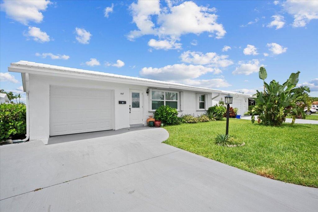 Photo of 907 SW 5th Court, Boynton Beach, FL 33426 (MLS # R11102562)