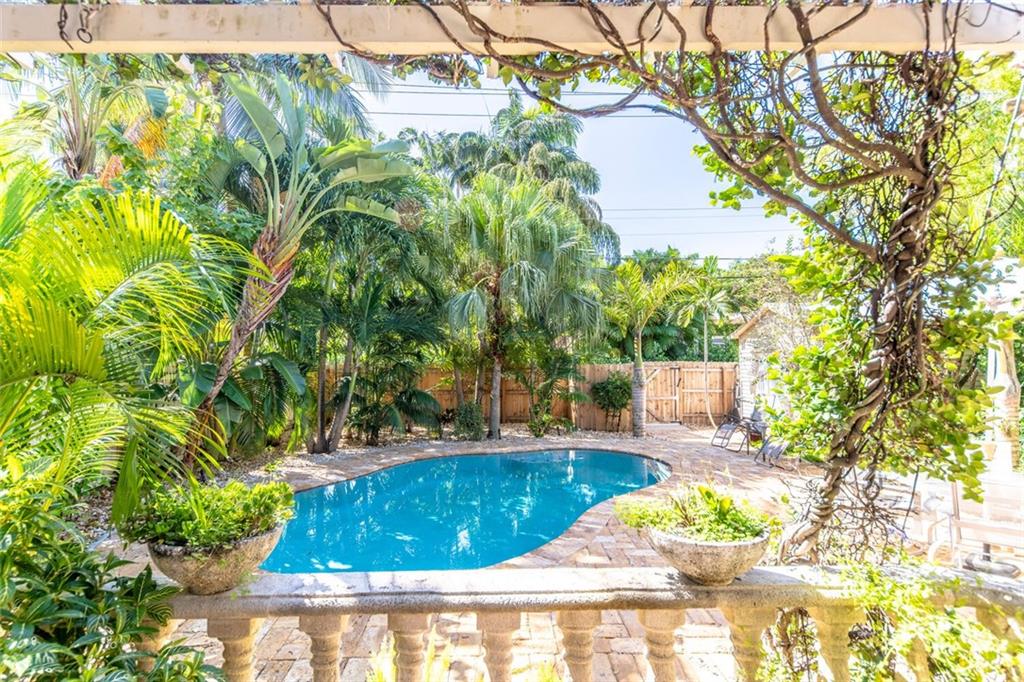 HOLLYWOOD LAKES SEC - Residential