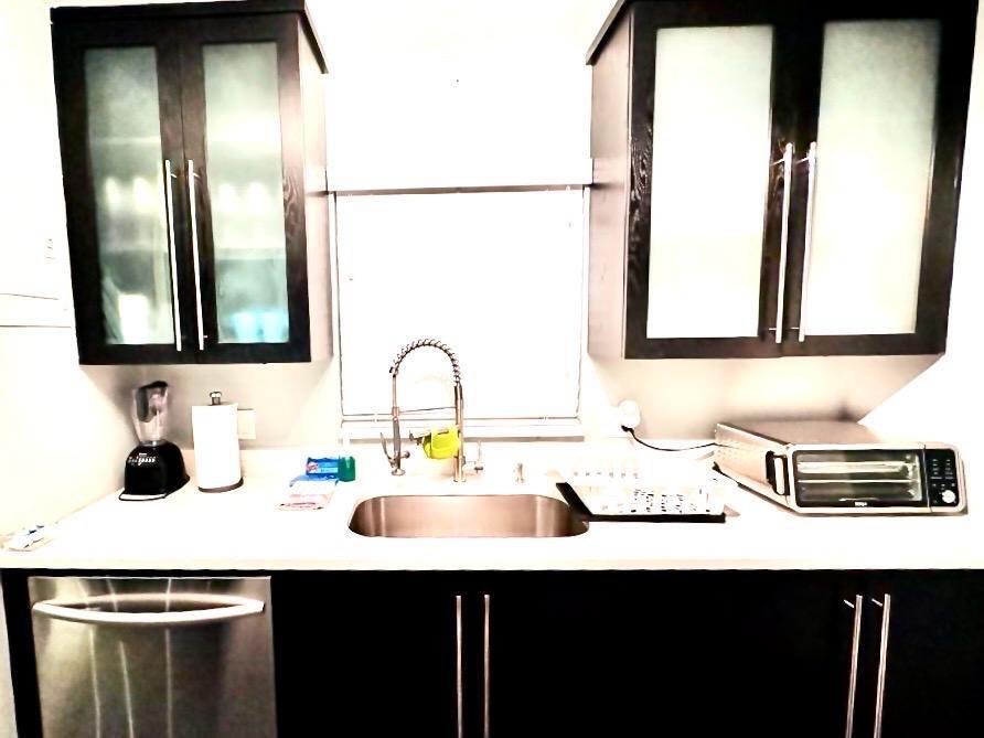 COLONIAL MANOR WEST APART - Residential Lease