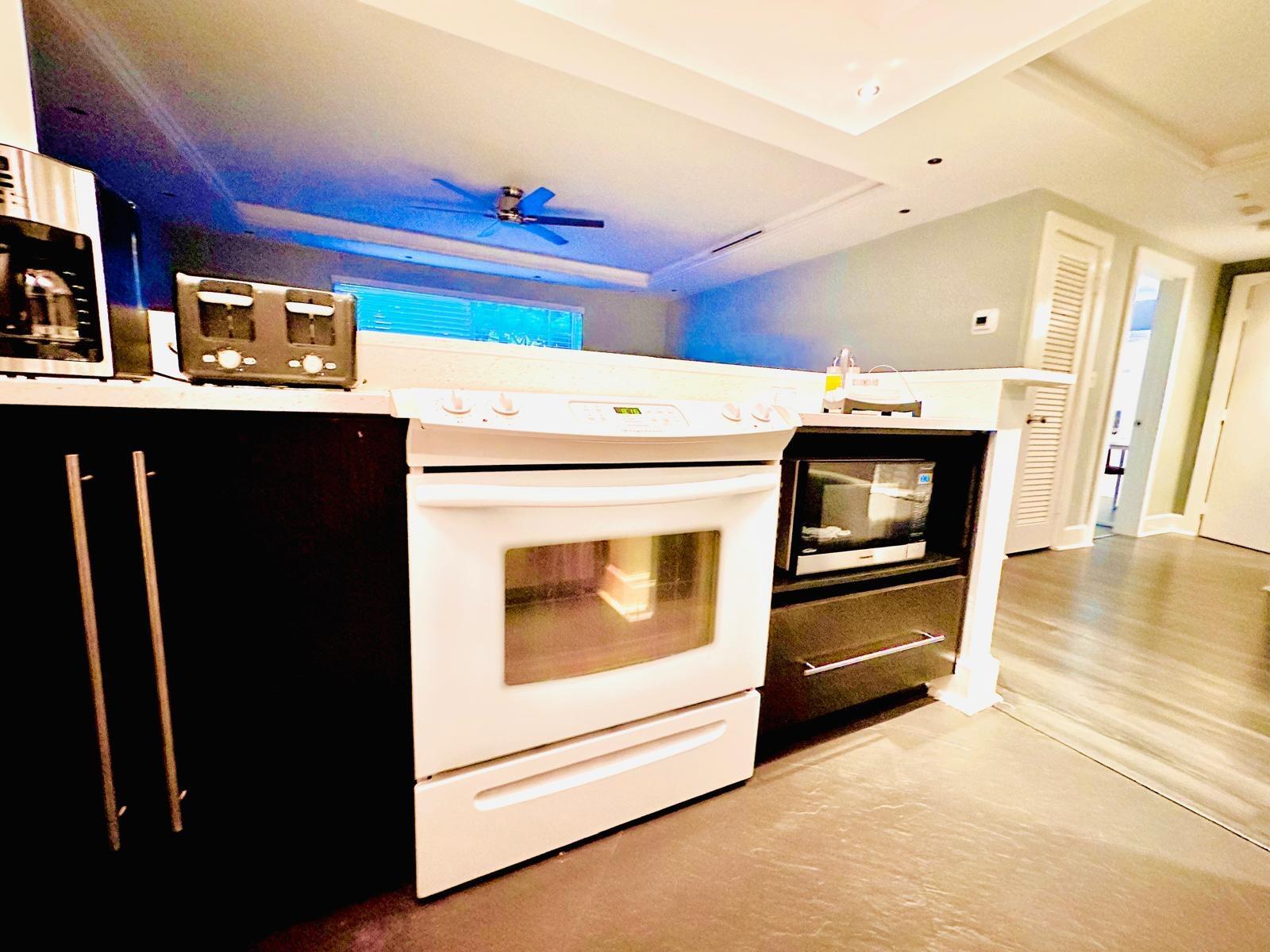 COLONIAL MANOR WEST APART - Residential Lease