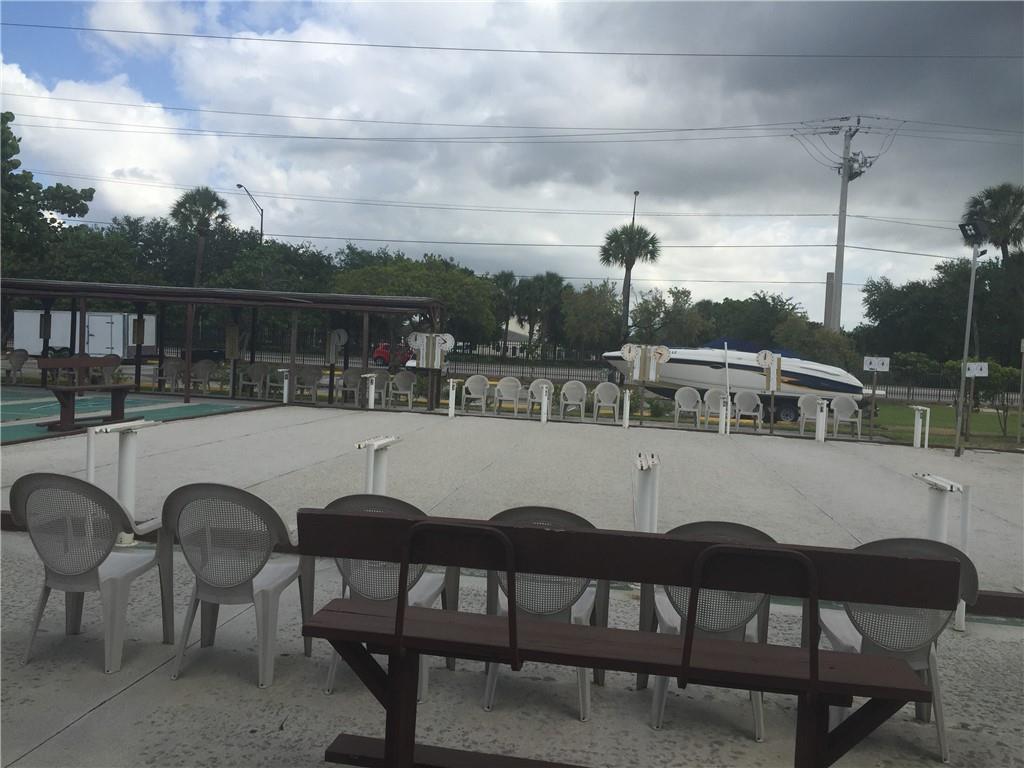 LAUDERDALE OAKS - Residential