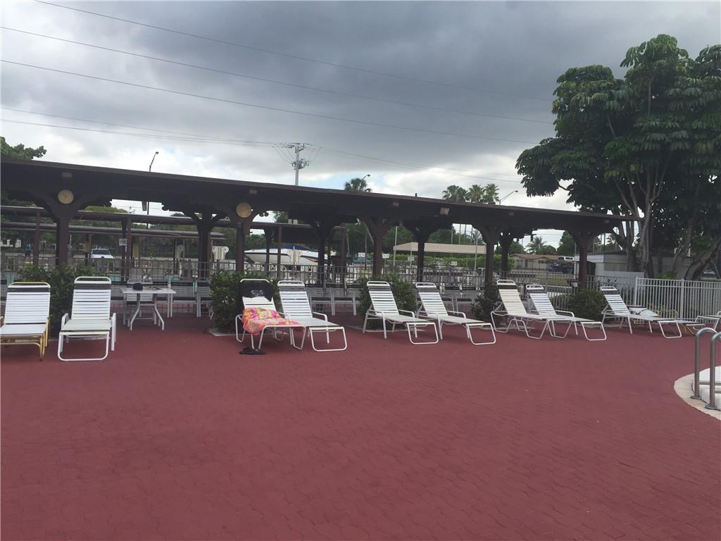 LAUDERDALE OAKS - Residential