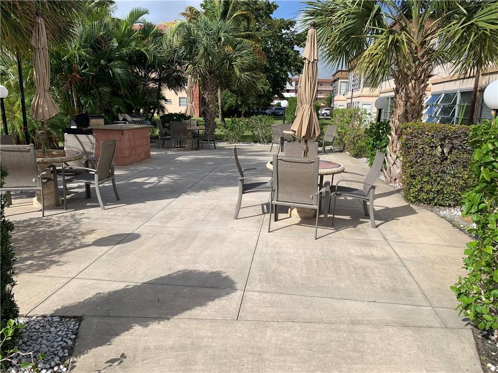 LAUDERDALE OAKS - Residential