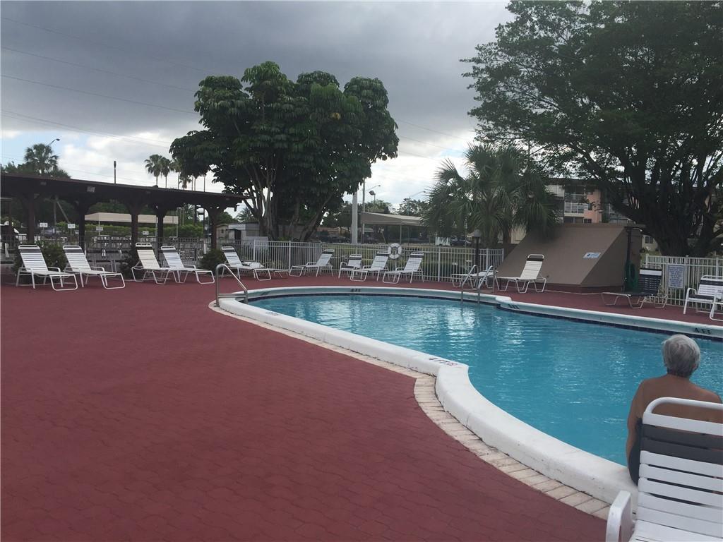 LAUDERDALE OAKS - Residential