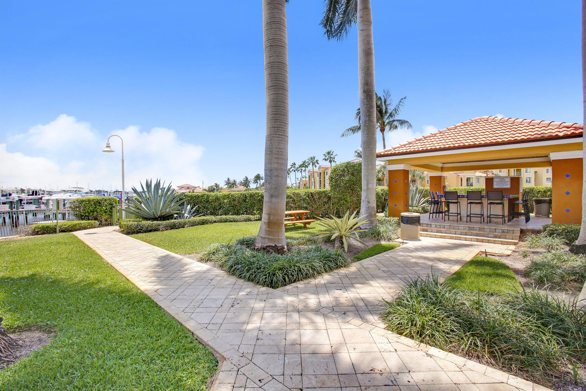 YACHT CLUB ON THE INTRACO - Residential