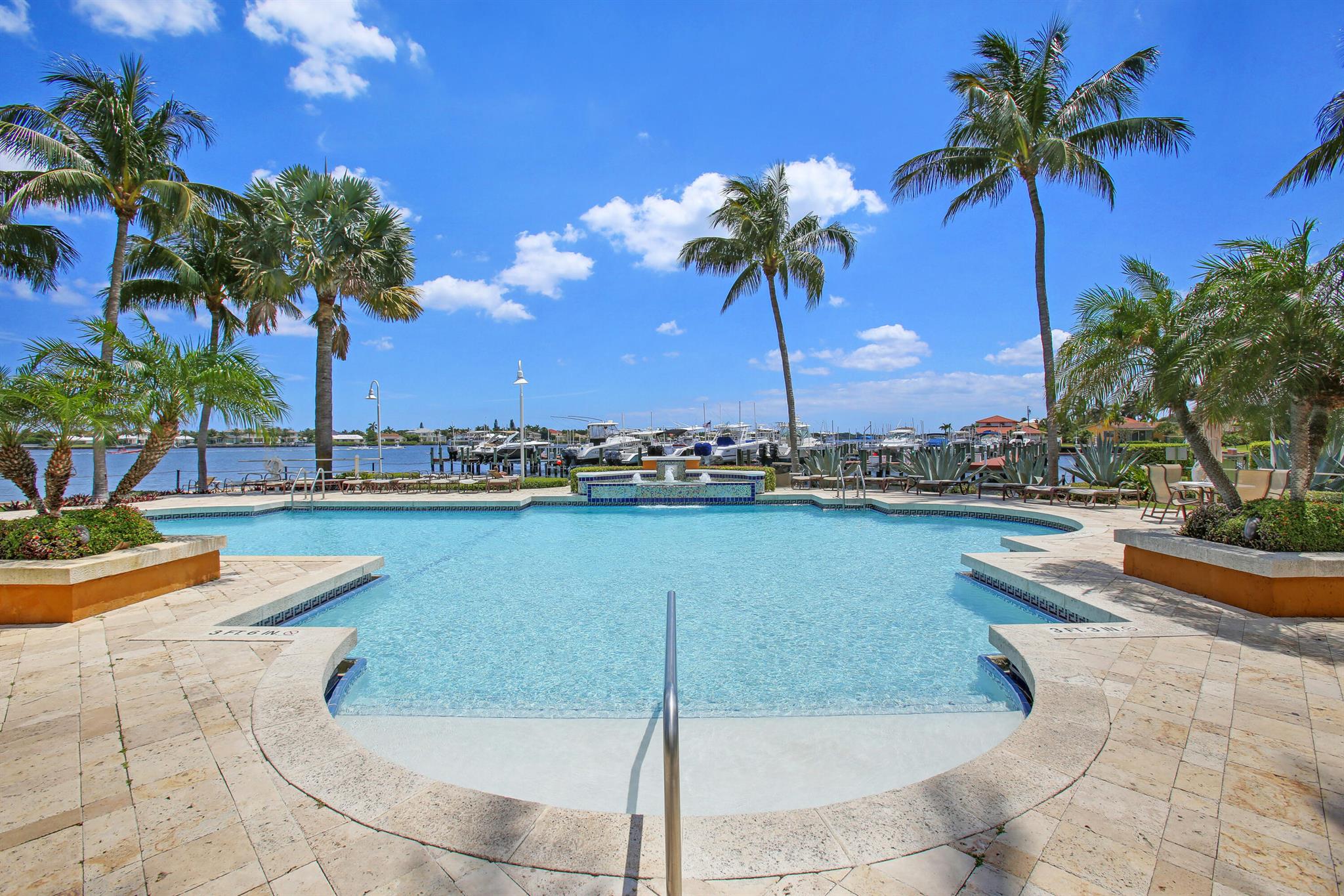 YACHT CLUB ON THE INTRACO - Residential