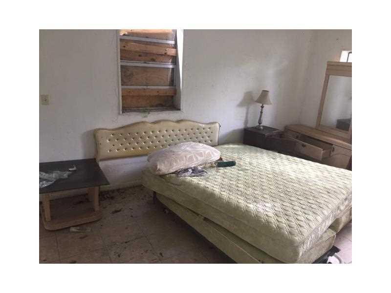 LAUDERDALE MANORS - Residential