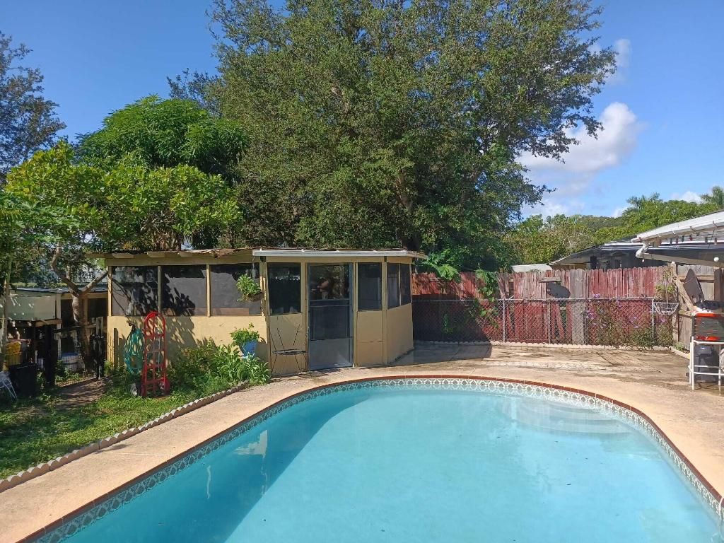 Photo of 125 Wisteria Avenue, Fort Pierce, FL 34982 (MLS # R10923751)