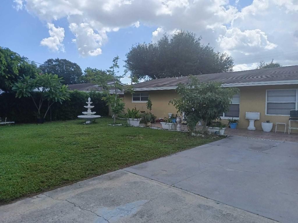 Photo of 125 Wisteria Avenue, Fort Pierce, FL 34982 (MLS # R10923751)