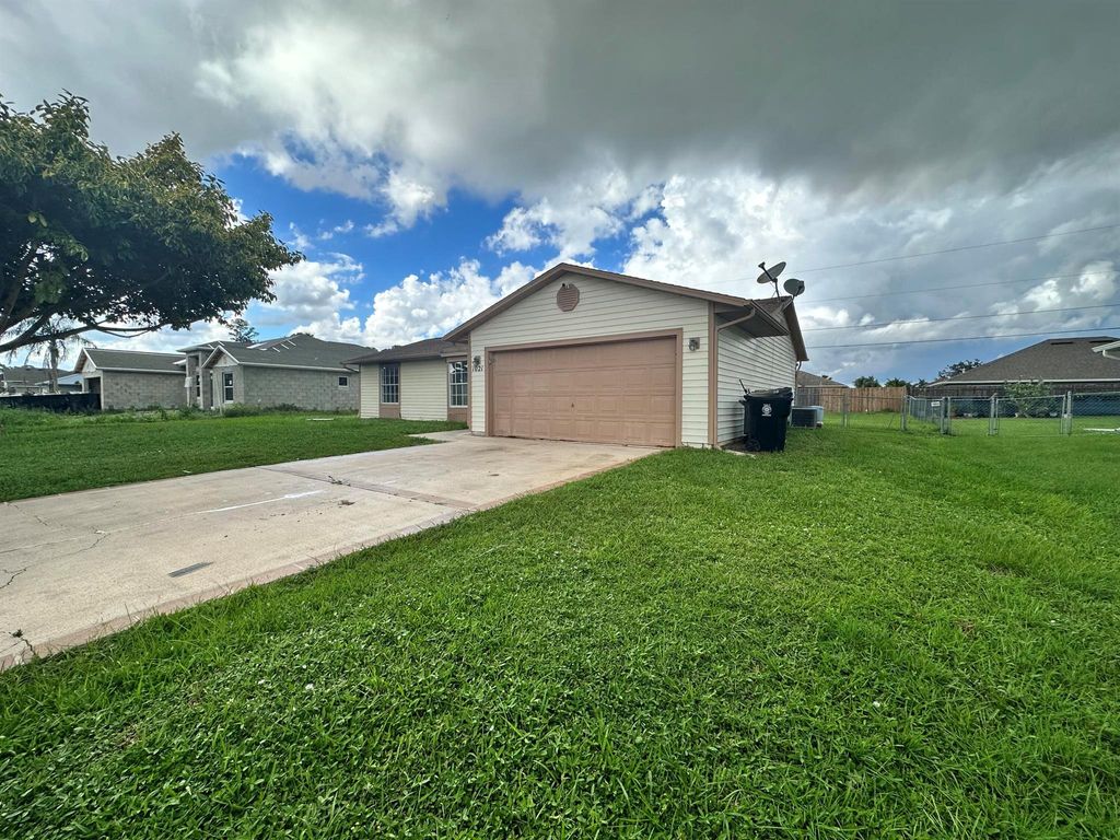 Photo of 1021 SW Dubois Avenue, Port Saint Lucie, FL 34953 (MLS # R10923247)