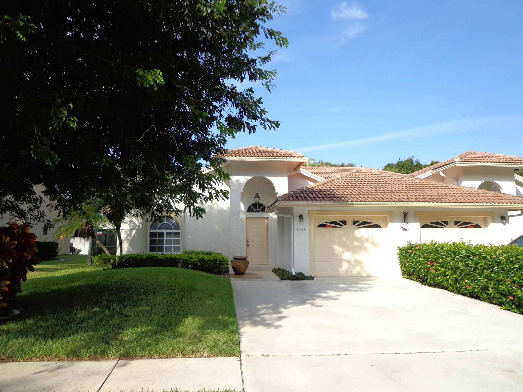 Great furnished rental with screened patio and one car garage - all tile and space to spread out...........Perfect location for shopping and horse shows.