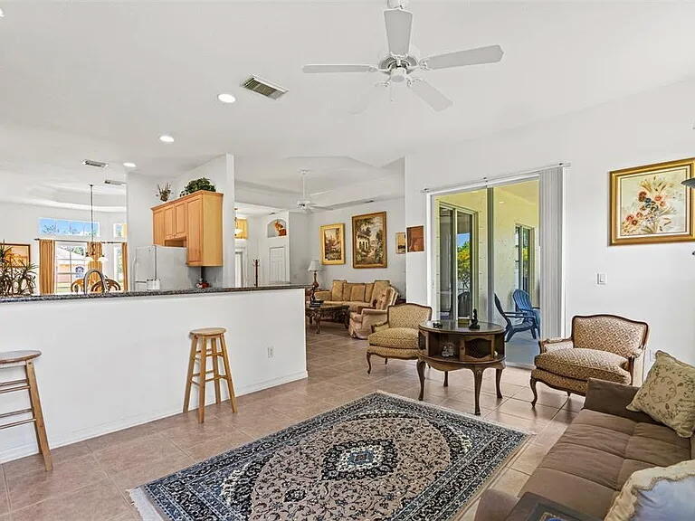 386 SW Donna Terrace