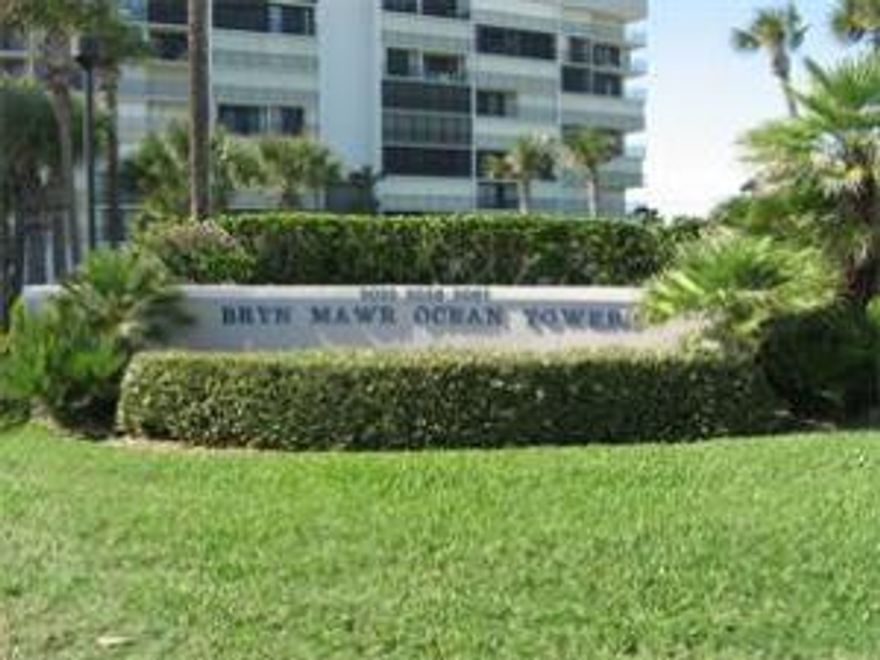 North Hutchinson Island, BMOT features a pristine private beach, tennis, pickle ball, largest pool on the island, sauna, shuffle board, bocce court, & putting green,a kayak dock with river access in a very active outdoor community. 2/2 that needs work, but comes with a HOME WARRANTY. Price allows for improvements. HURRY!!! Or you'll miss out on a great bargain