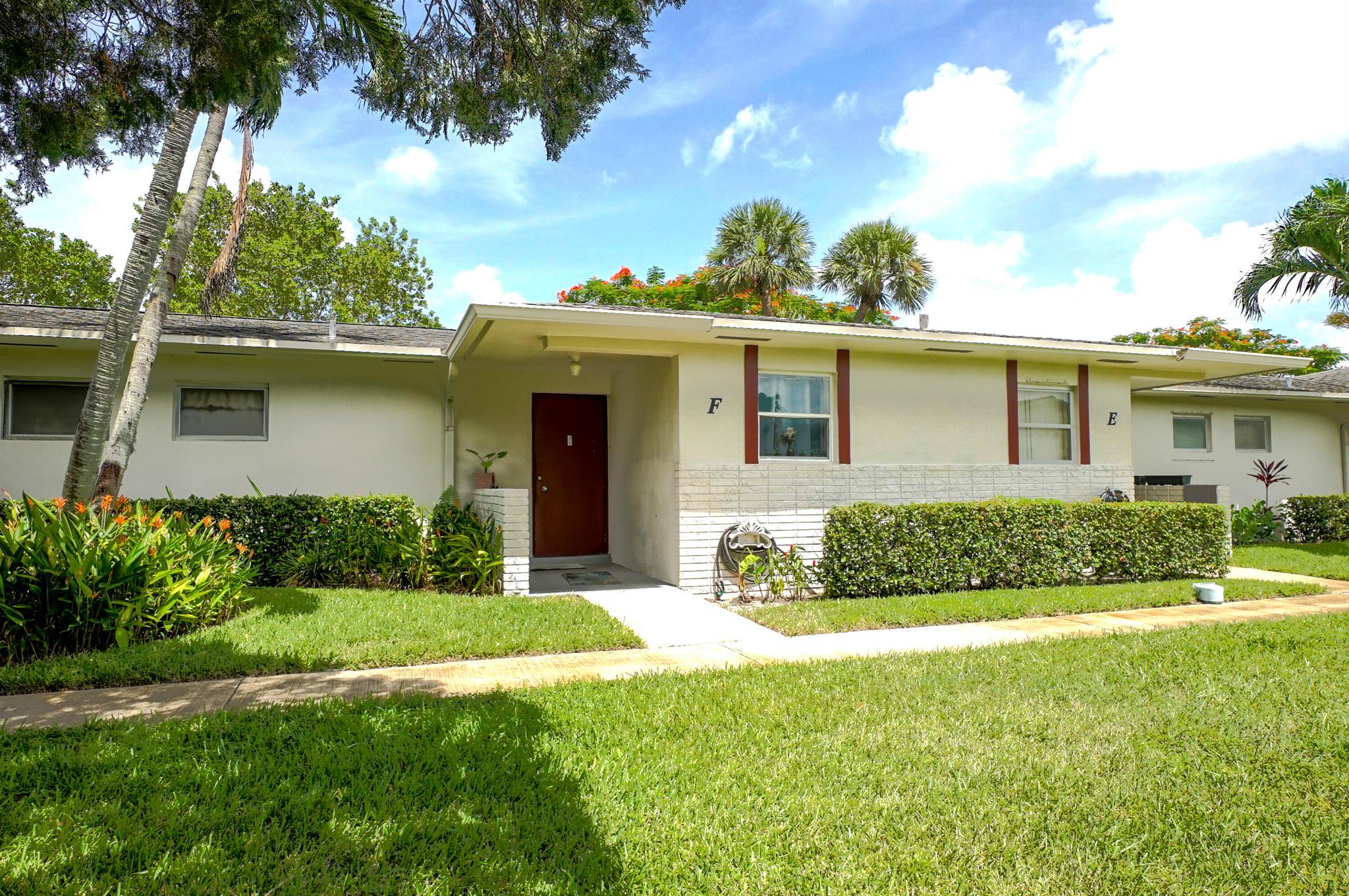 This 1 bed/1 bath condo feels like the beach, with its ocean blue epoxy floors and features stainless steel appliances, nice sized bedroom, screened in lanai with an extra storage closet.Located in Cresthaven Villas, an active 55+ community. conveniently located just 20 min from downtown West Palm Beach, 15 min to Lake Worth Beach and offers many activities: pool clubhouse, gym, auditorium, billiards, bocce, shuffleboard and more. Being your vision... with a little renovation this unit will be fantastic!