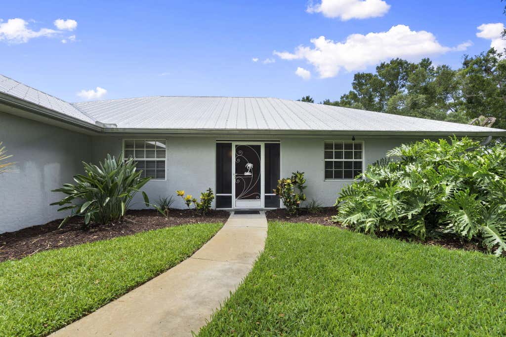 Photo of 620 39th Court SW, Vero Beach, FL 32968 (MLS # B26043301)