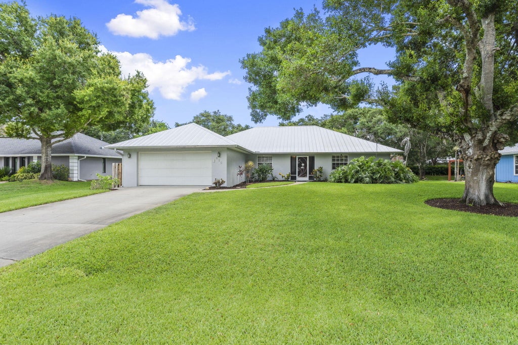 Photo of 620 39th Court SW, Vero Beach, FL 32968 (MLS # B26043301)