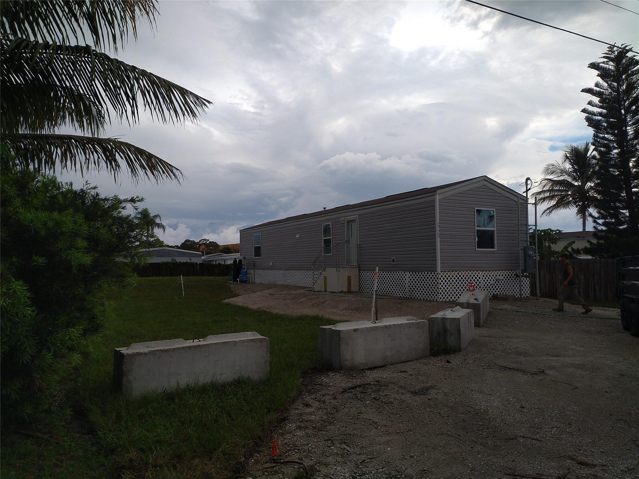 2 BED 2 BATH MOBILE HOME... 2022 CONSTRUCTION.... ALL AGES....PETS OK....RENT HAS BEEN DISCOUNTED SO TENANT MAY GET SERVICE CONTRACT SO TENANT RESPONSABLE FOR REPAIRS AND MAINT..... BRING YOUR OWN APPLIANCES...NO APPLICATION OR CREDIT CHECK.... CASH FOR KEYS...... 5 MONTHS DEPOSIT (FIRST LAST AND 3 SECURITY) ....GO GET THE CASHIERS CHECK AND PICK UP THE KEYS ...PURCHASE AVAILABLE LEASE OPTION/ OWNER FINANCING WITH 20% DOWN