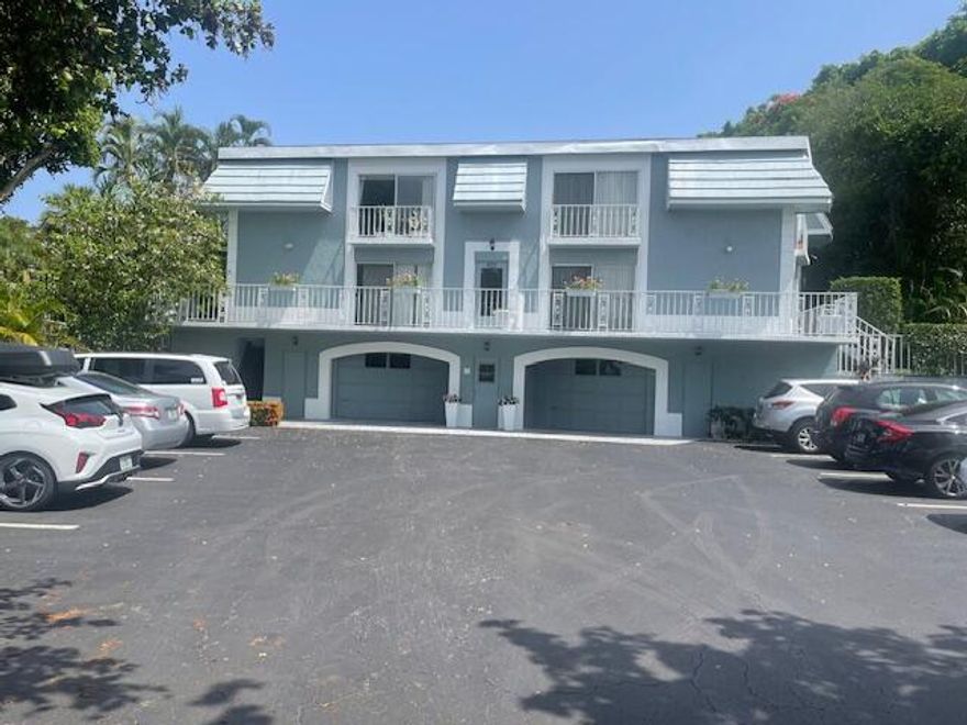 Hidden Gem East Boca ,large 914Sq Ft ,One Bedroom with den , 2Full Baths, 1.75 Mi to Beach ,Close to Down Town Shops and Restaurants.
