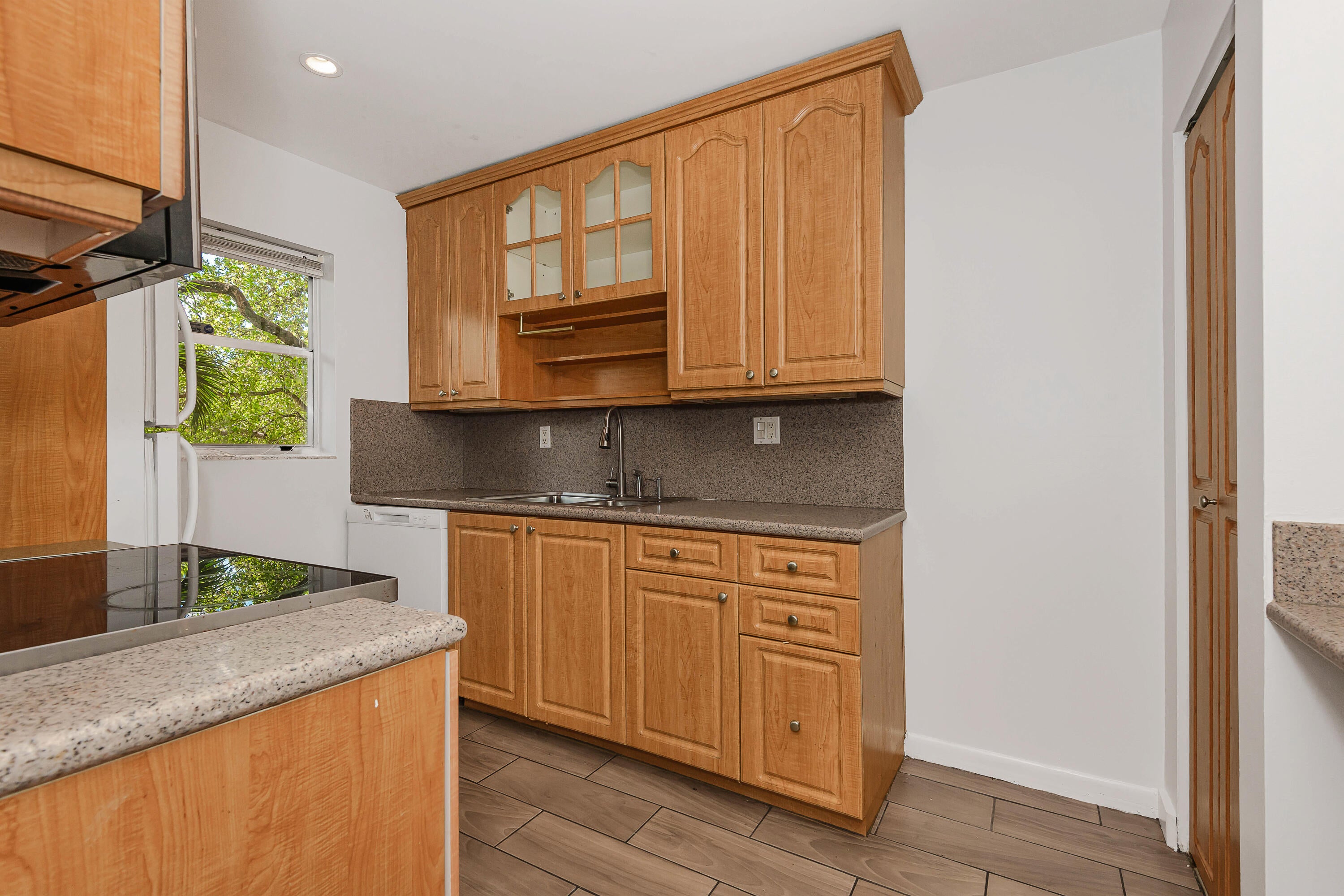 View photos, virtual tours, details... 4111 STIRLING Road 308