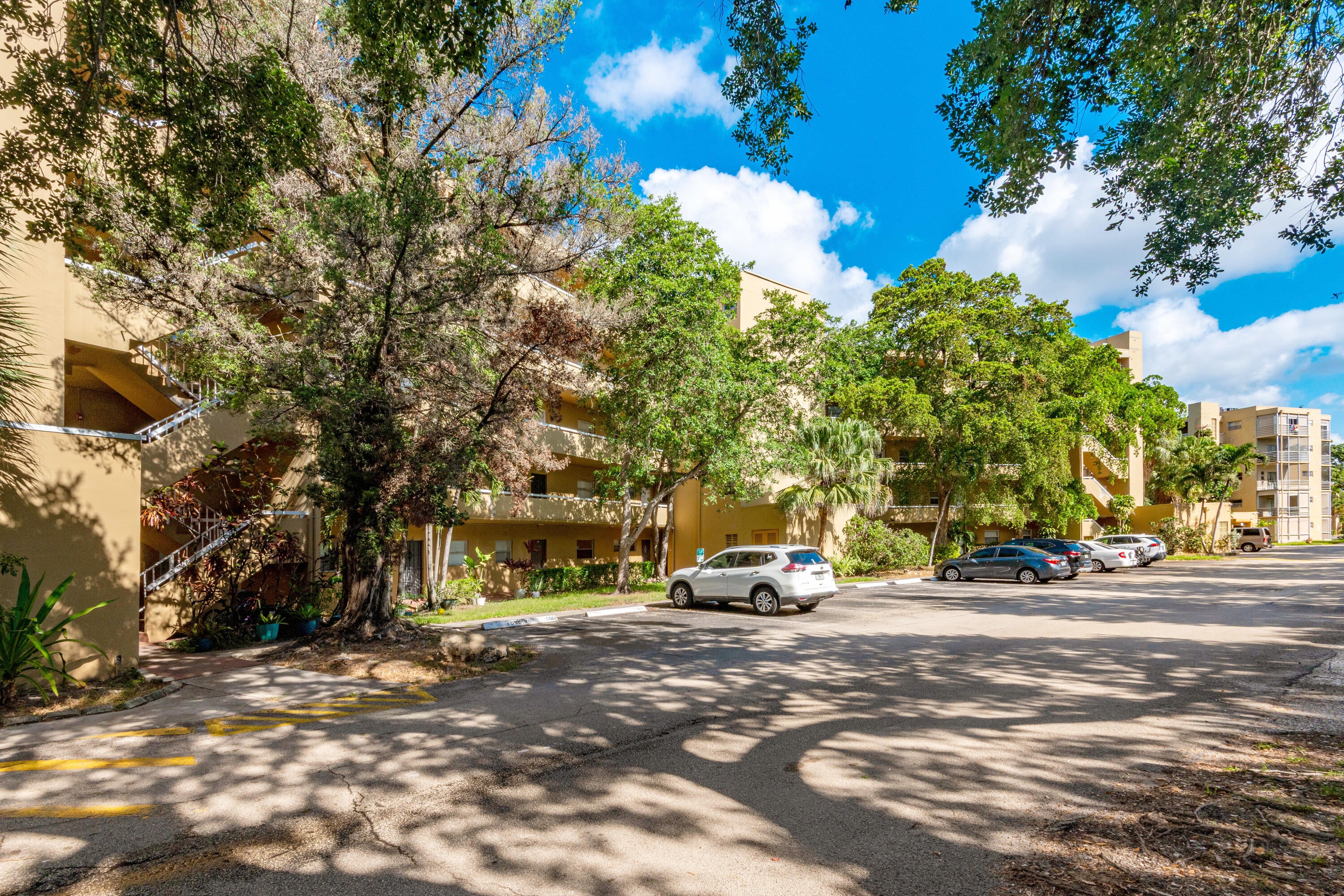 View photos, virtual tours, details... 4111 STIRLING Road 308