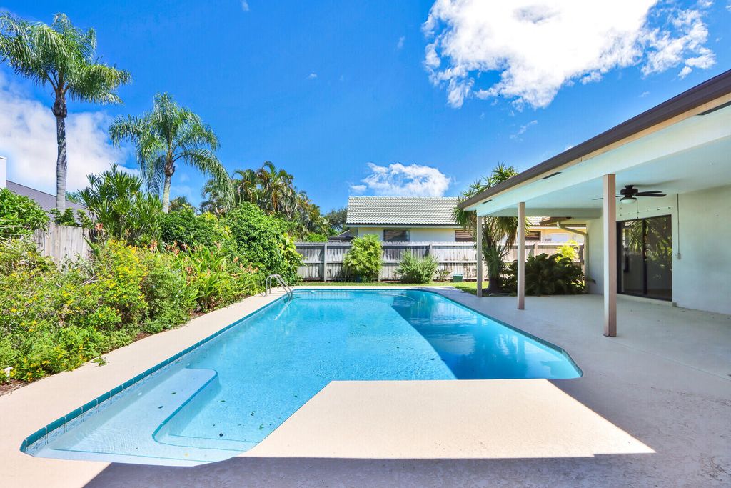 Photo of 85 Hickory Hill Road, Jupiter, FL 33469 (MLS # B26018505)