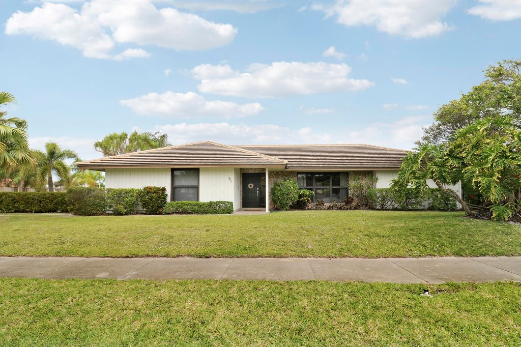 Photo of 85 Hickory Hill Road, Jupiter, FL 33469 (MLS # B26018505)