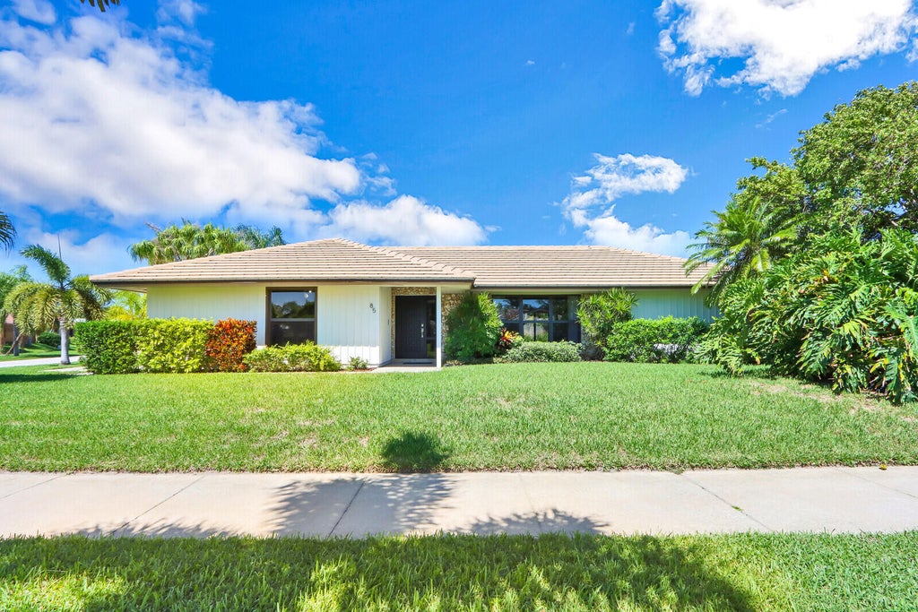 Photo of 85 Hickory Hill Road, Jupiter, FL 33469 (MLS # B26018505)