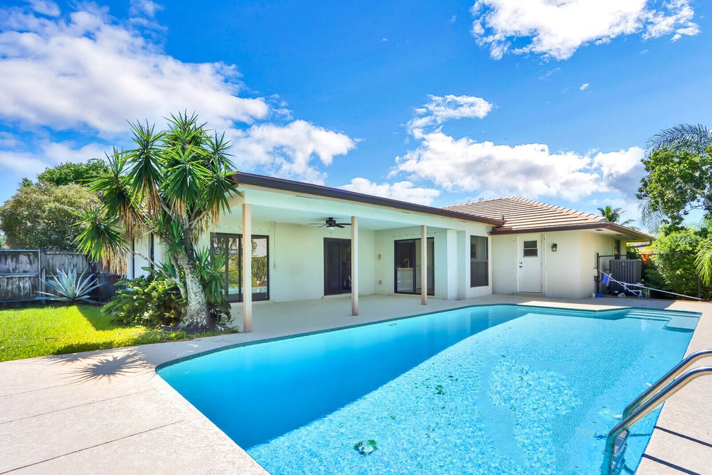 Photo of 85 Hickory Hill Road, Jupiter, FL 33469 (MLS # B26018505)
