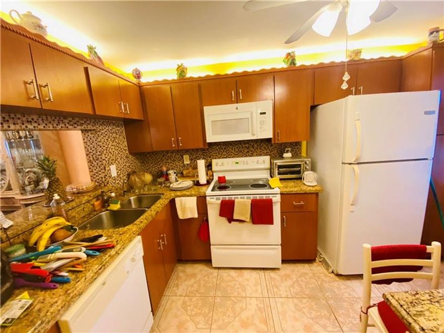 LAS VISTAS IS AN OUTSTANDING GATED "OVER 55" COMMUNITY JUST WEST OF FORT LAUDERDALE, FLORIDA USA! NO POPCORN CEILINGS,CUSTOM CERAMIC TILE FLOORS. FULL SIZE WASHER AND DRYER LOCATED ON LARGE SCREENED BALCONY. CONDO ASSOCIATION REQUIRES 20% DOWN TOWARDS SALES PRICE & 6 MONTHS OF MAINTENANCE DUES PAID PRIOR TO MOVE IN VERY EASY TO SHOW!! SCHEDULE YOUR SHOWING TODAY!!!