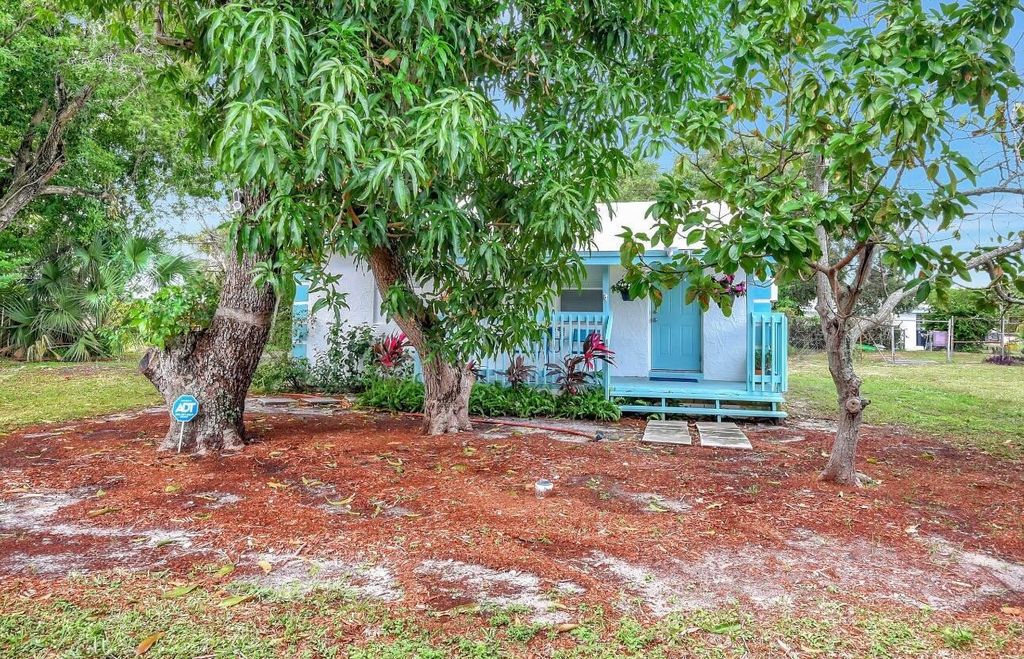 Photo of 140 SW 4th Avenue, Delray Beach, FL 33444 (MLS # R11098610)