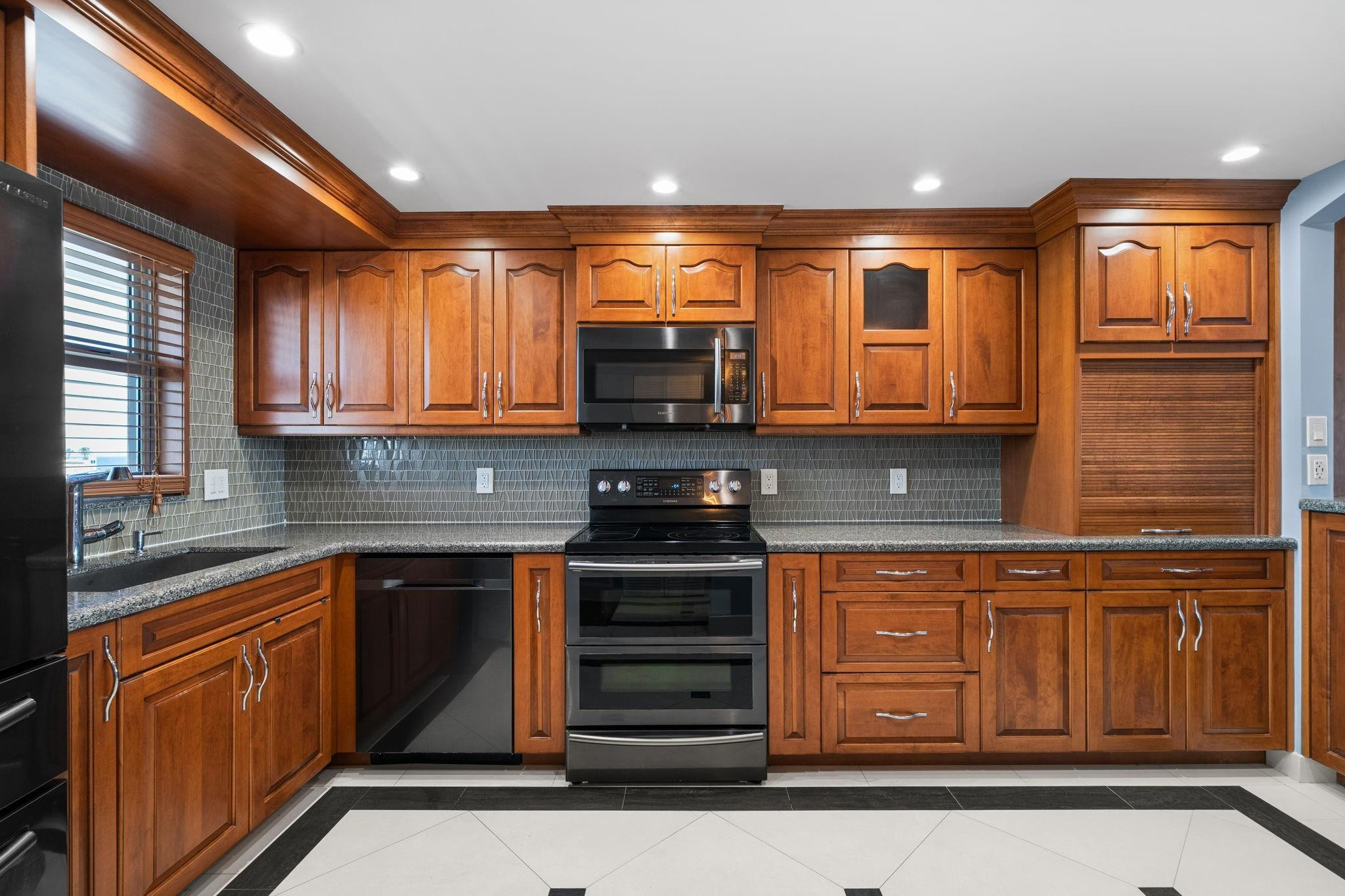 BAYSHORE TOWERS - Residential Lease