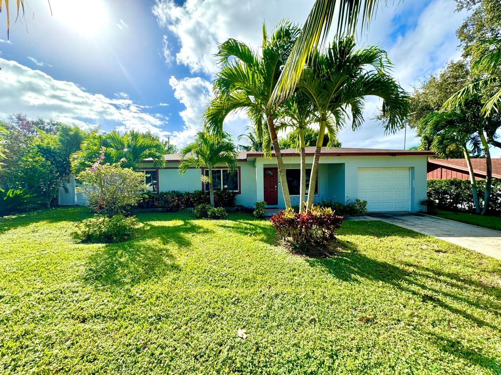 Photo of 1719 15th Avenue N, Lake Worth Beach, FL 33460 (MLS # R10983433)