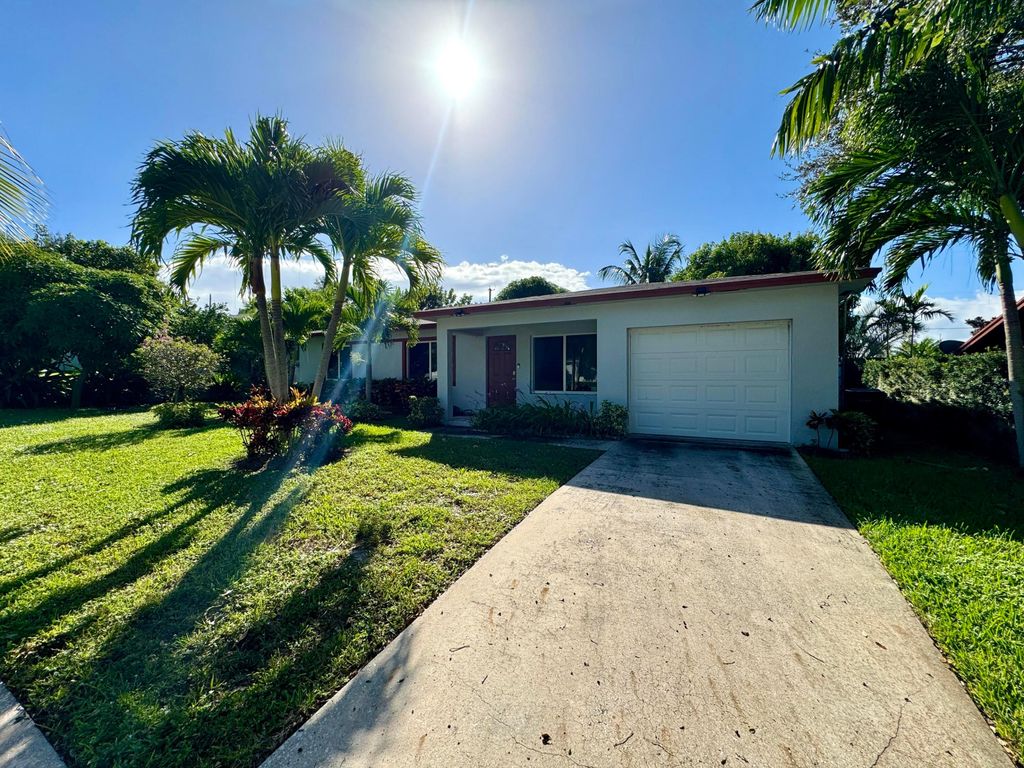 Photo of 1719 15th Avenue N, Lake Worth Beach, FL 33460 (MLS # R10983433)