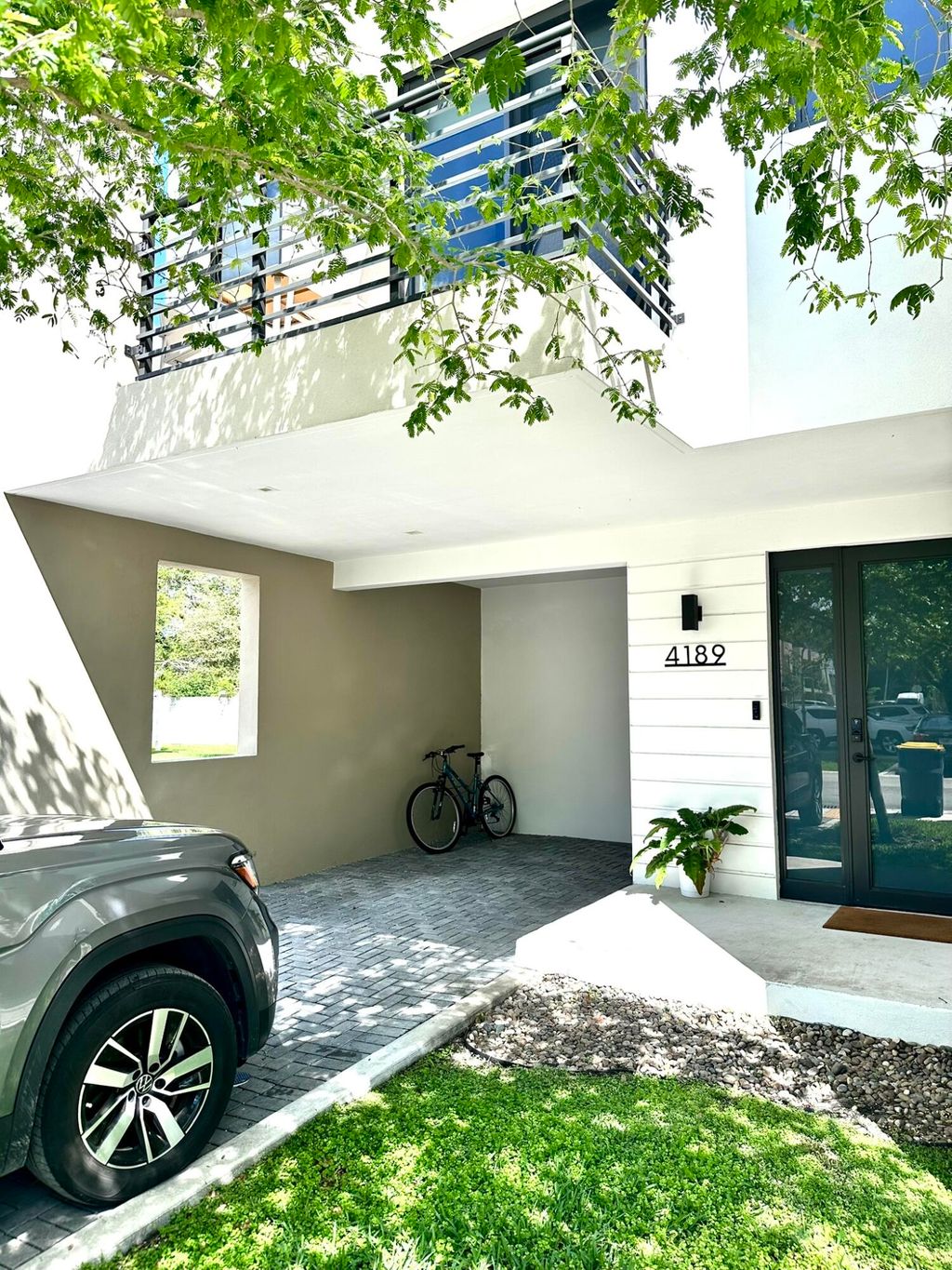 Photo of 4189 N Oak Place, Dania Beach, FL 33314 (MLS # B26015069)