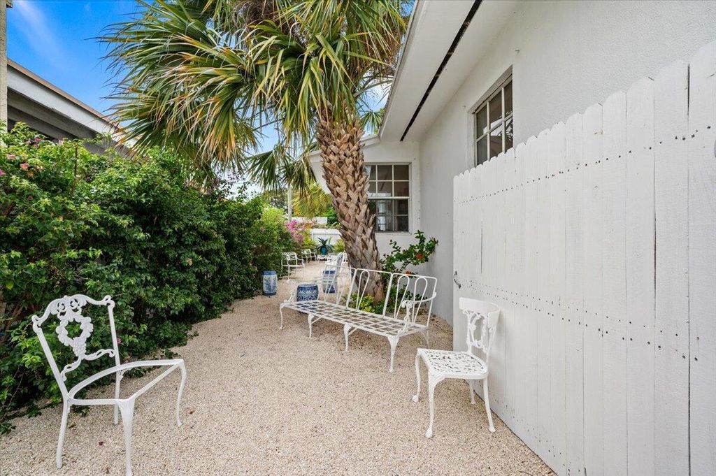 Photo of 1311 N Dixie Highway, Lake Worth Beach, FL 33460 (MLS # R10932341)