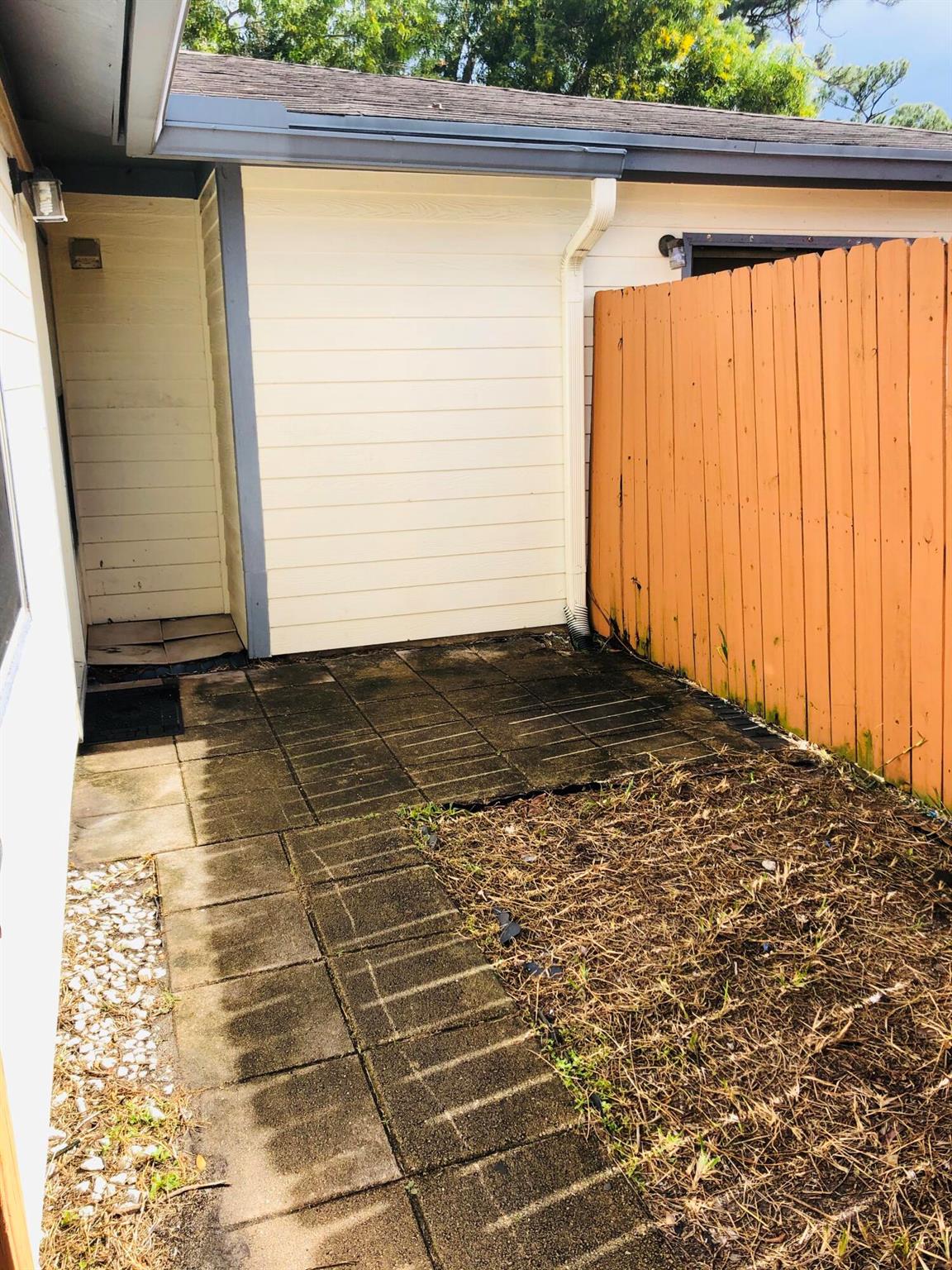 Very nice 1 bedroom unit. Basic cable included in the rent. Managed by professional management company 24/7 on call emergency service