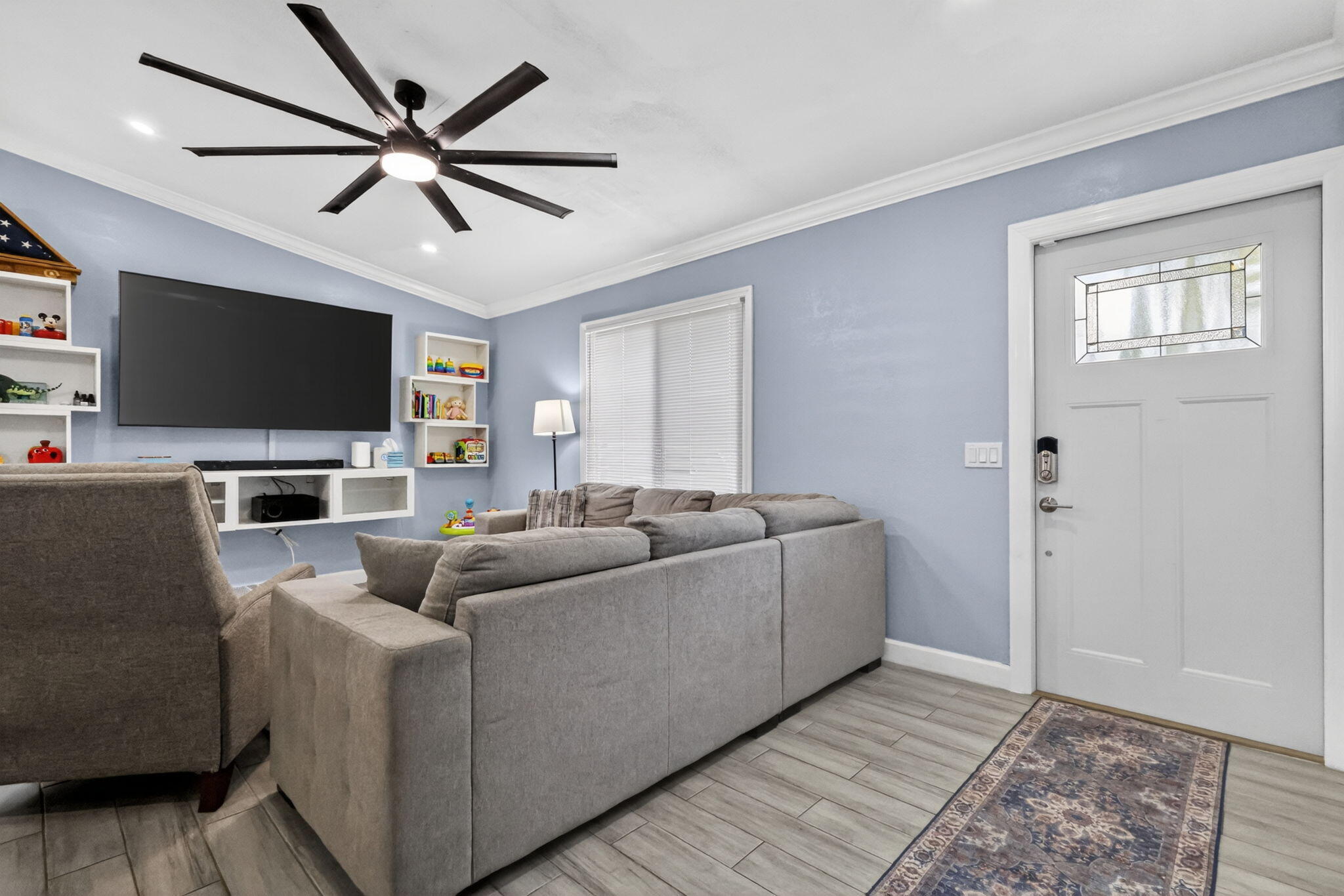 202 Elaine Circle W