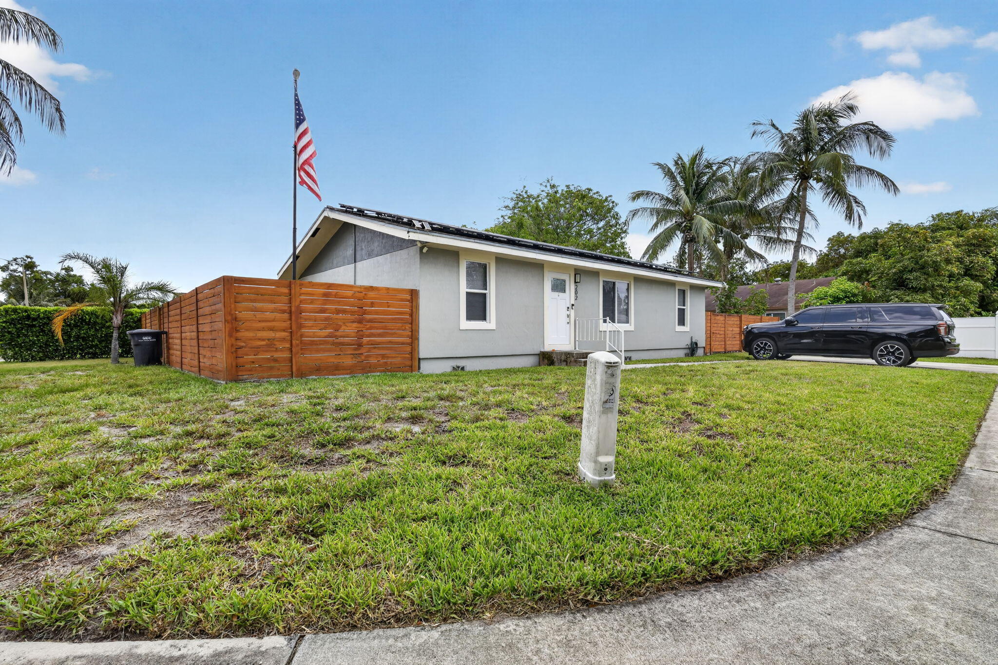 202 Elaine Circle W