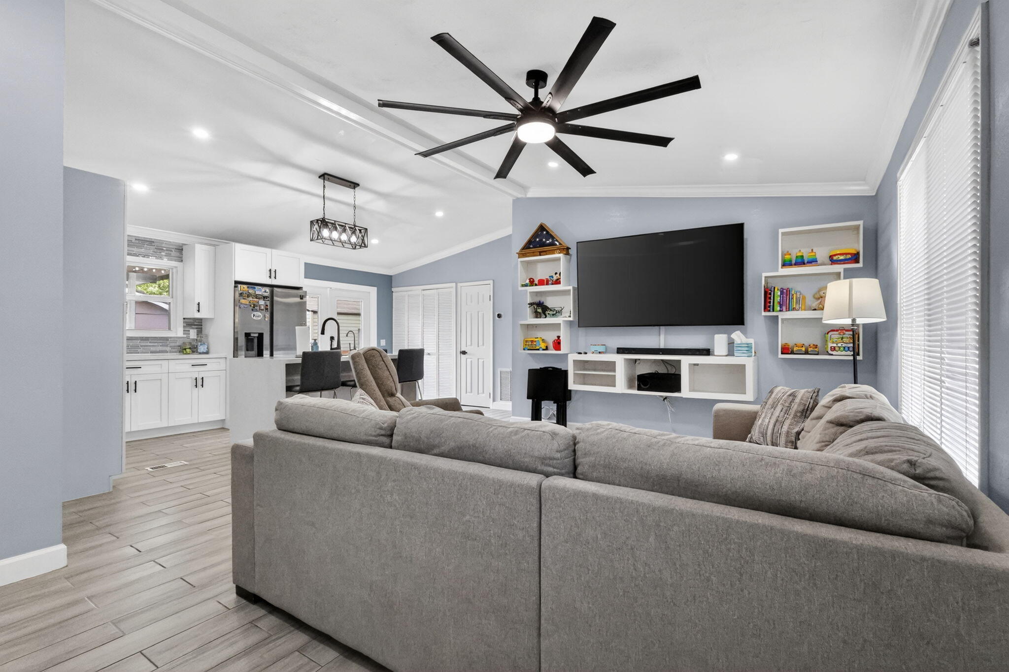 202 Elaine Circle W