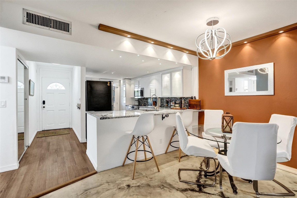 LAUDERDALE OAKS - Residential