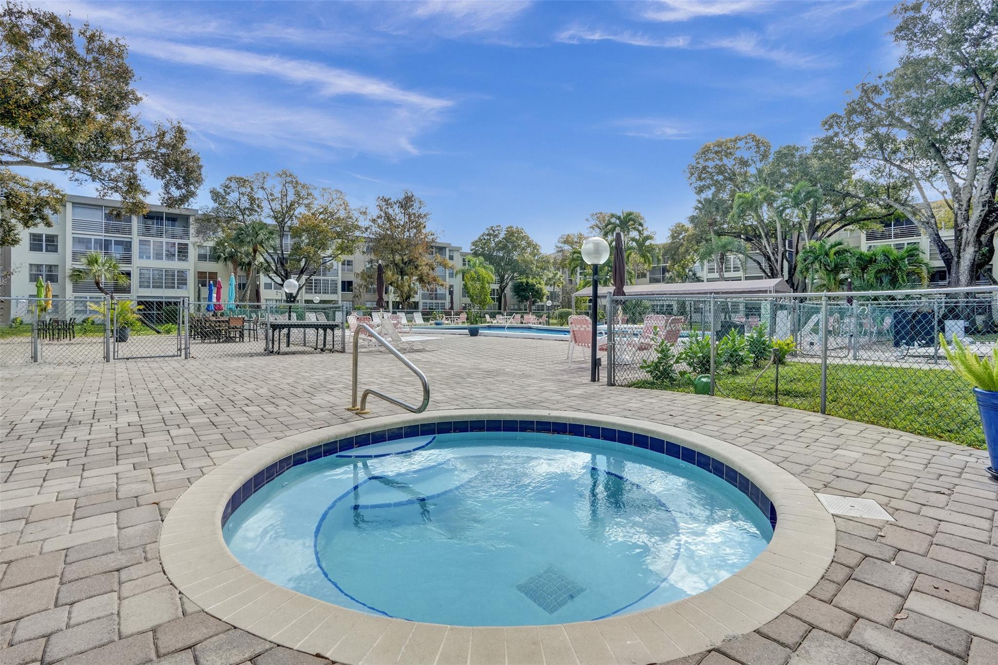 LAUDERDALE OAKS - Residential