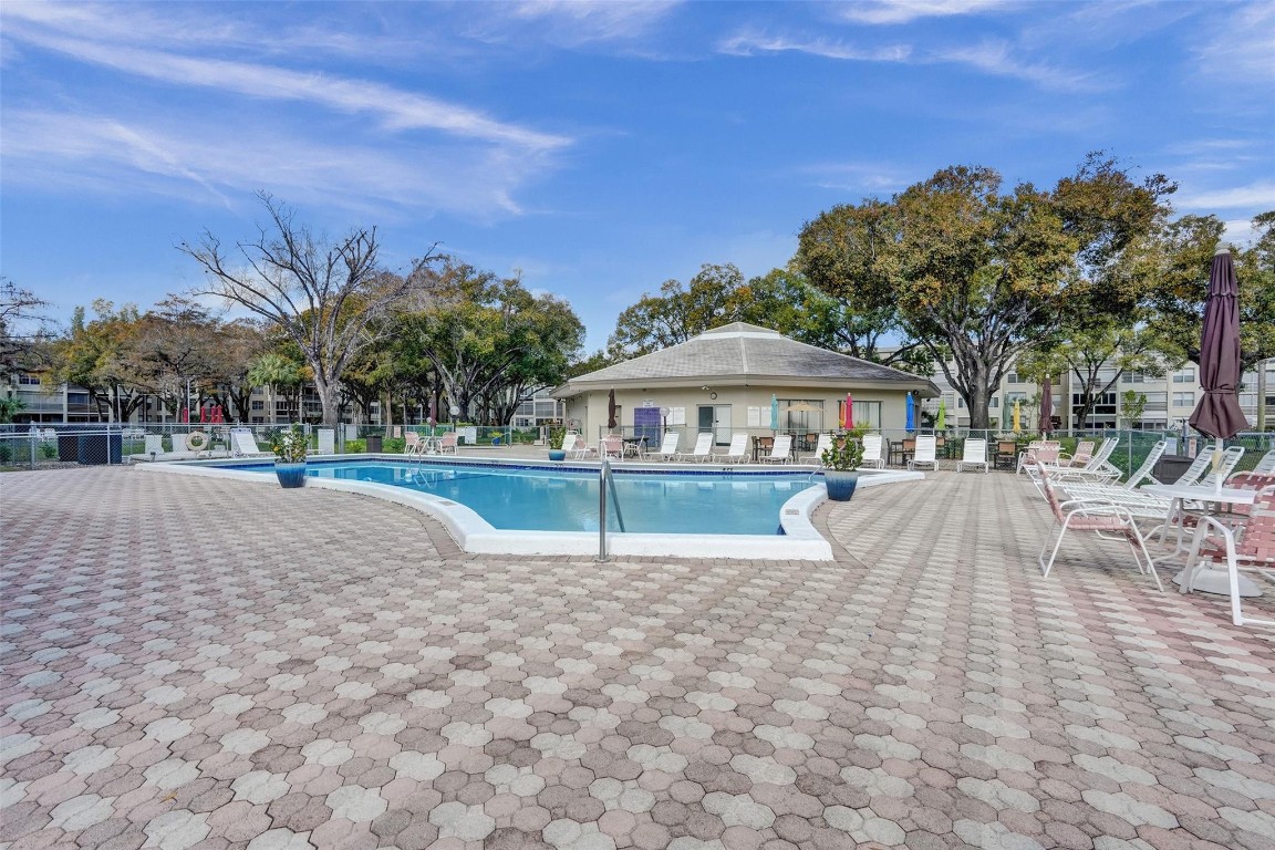 LAUDERDALE OAKS - Residential