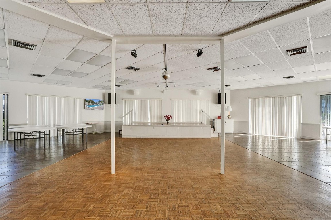 LAUDERDALE OAKS - Residential