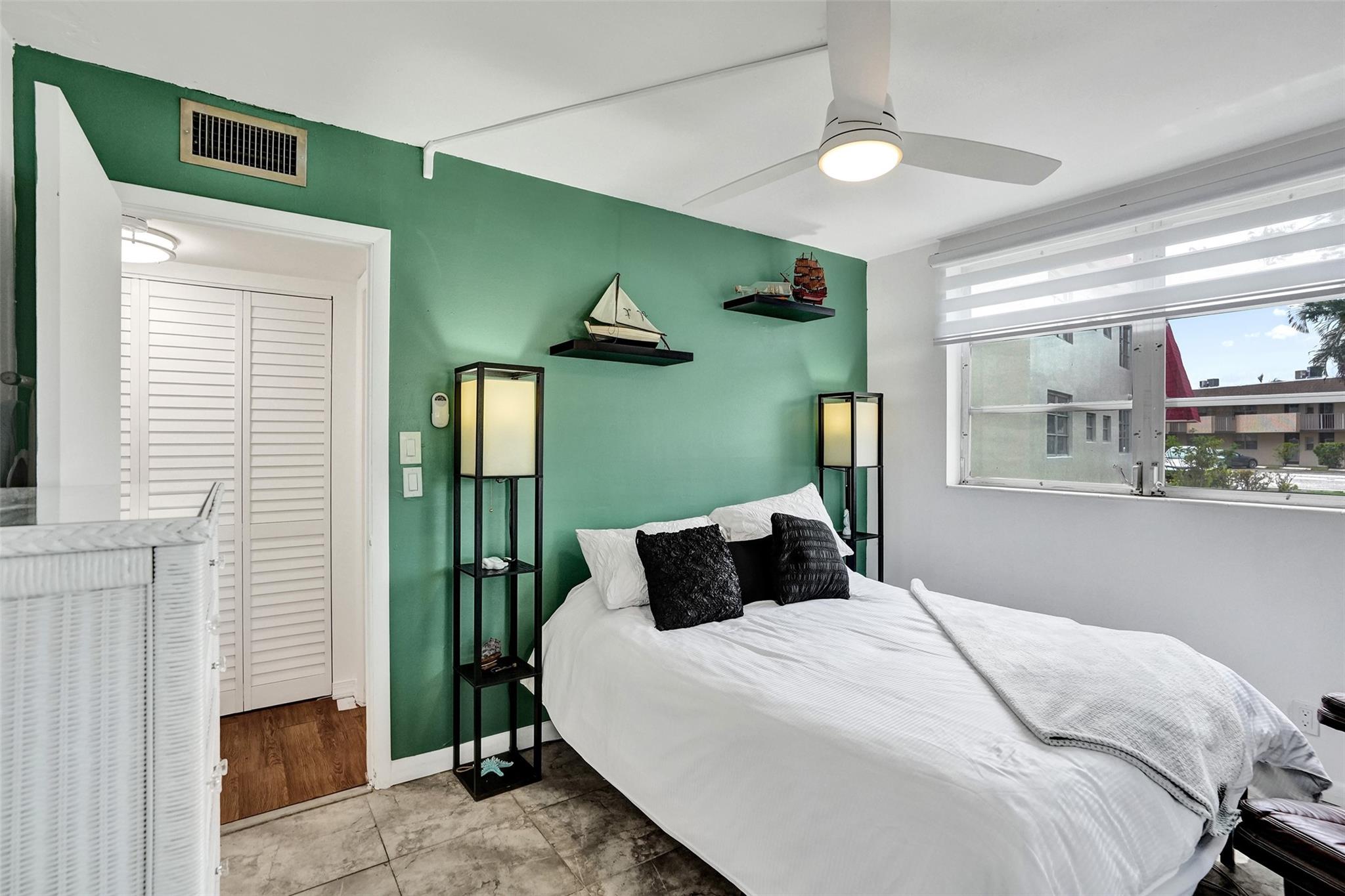 LAUDERDALE OAKS - Residential