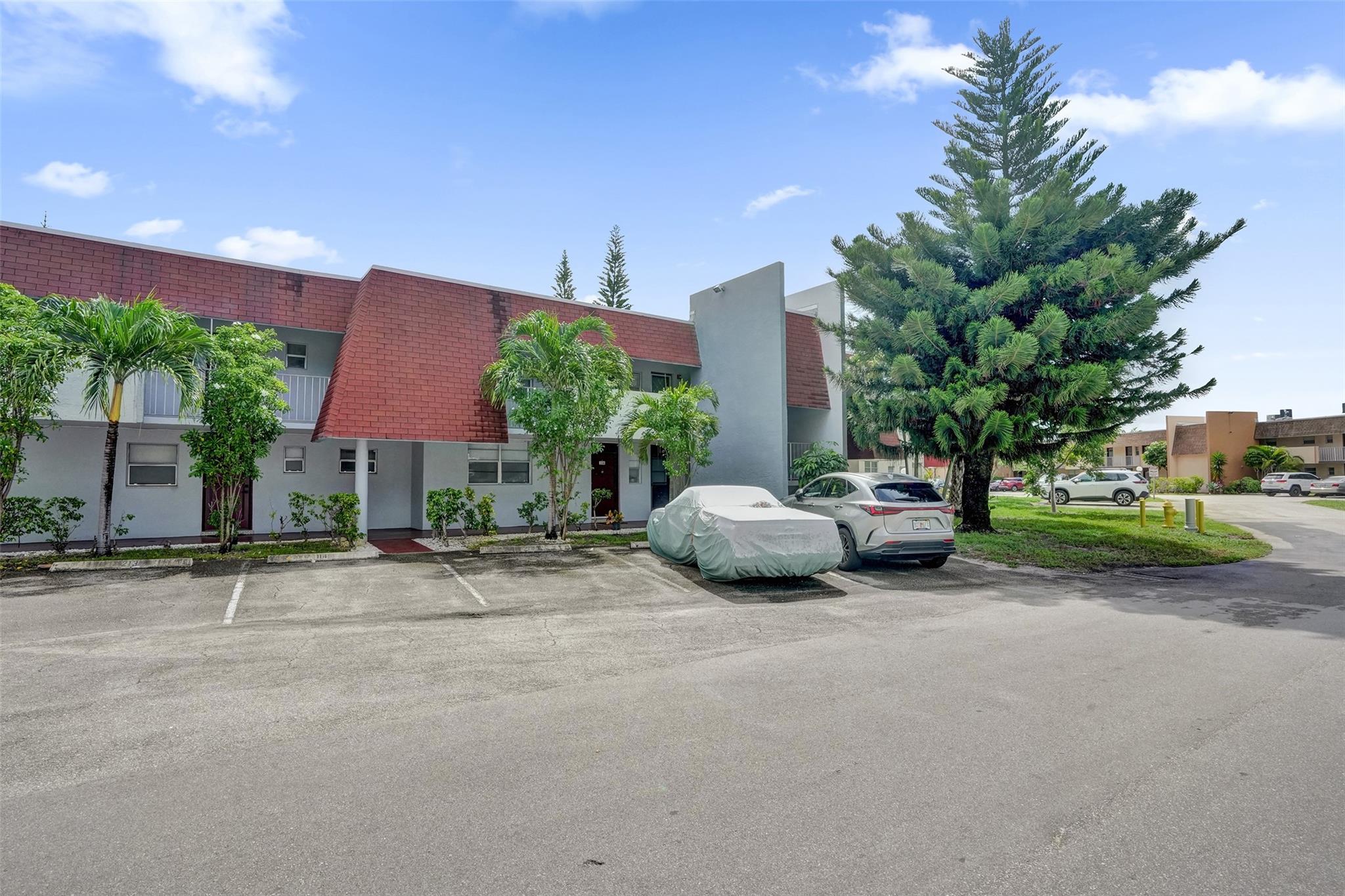 LAUDERDALE OAKS - Residential