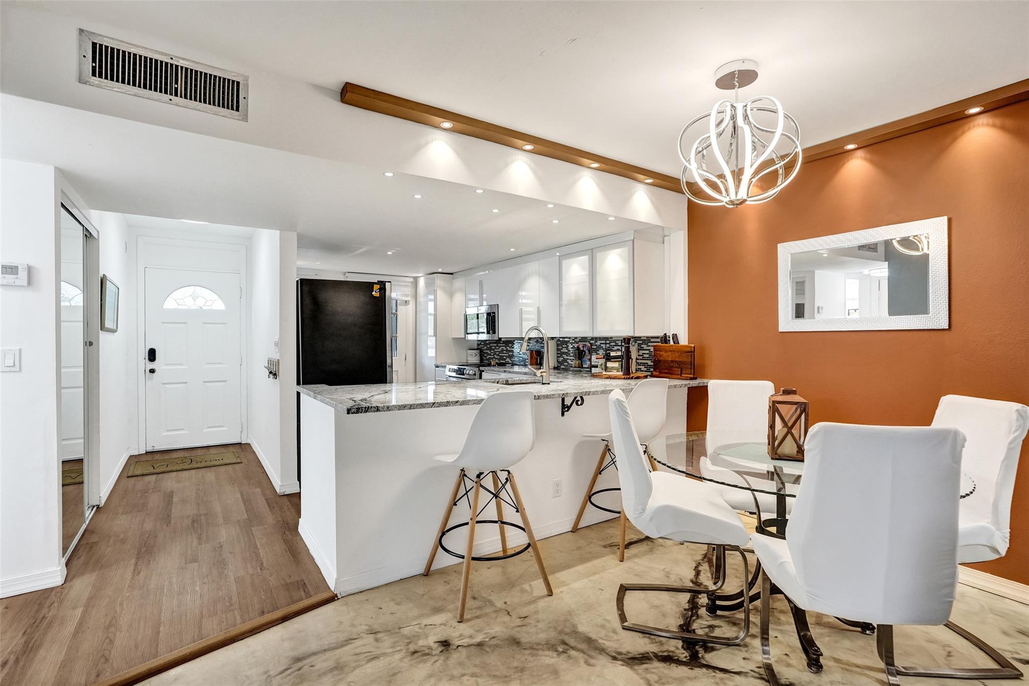 LAUDERDALE OAKS - Residential