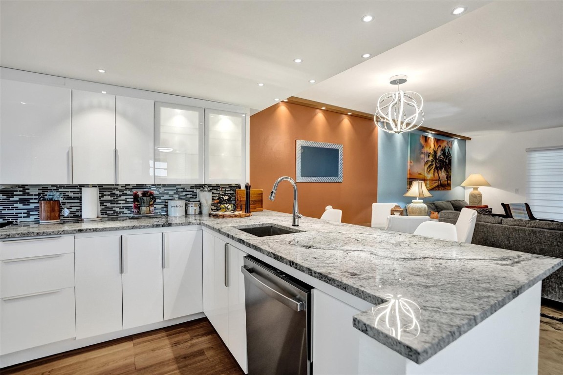 LAUDERDALE OAKS - Residential