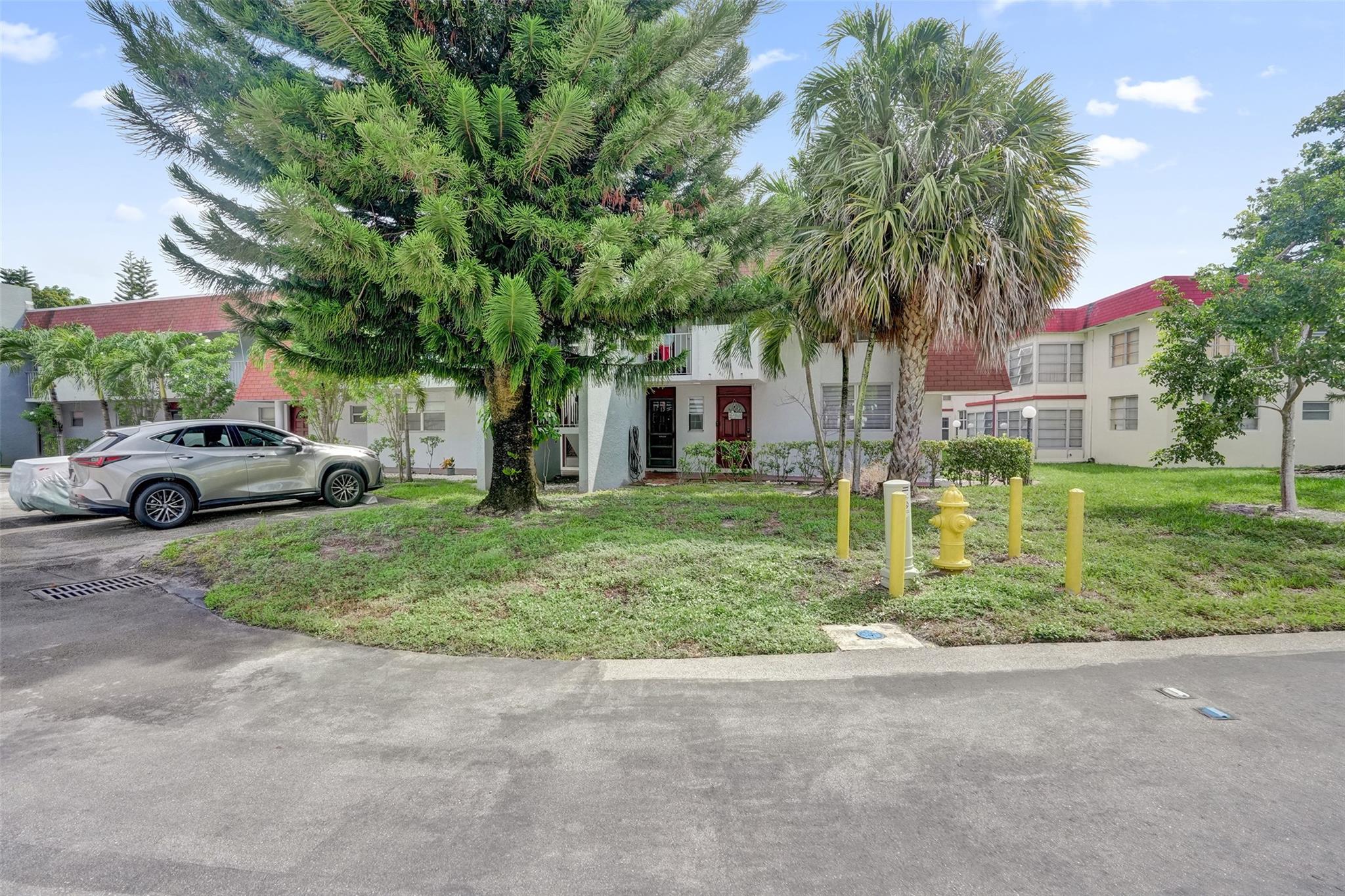 LAUDERDALE OAKS - Residential